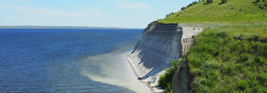 The engagement cliff in pensions decumulation